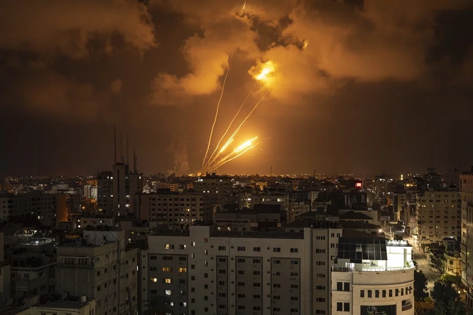 Ракеты, выпущенные палестинскими боевиками в сторону Израиля, 6 августа 2022 г. Фото: АР