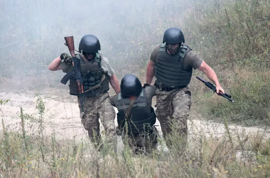 Трэніроўка ўкраінскіх вайскоўцаў пад камандаваннем брытанскіх інструктараў, 2015 год. Фота: Associated Press