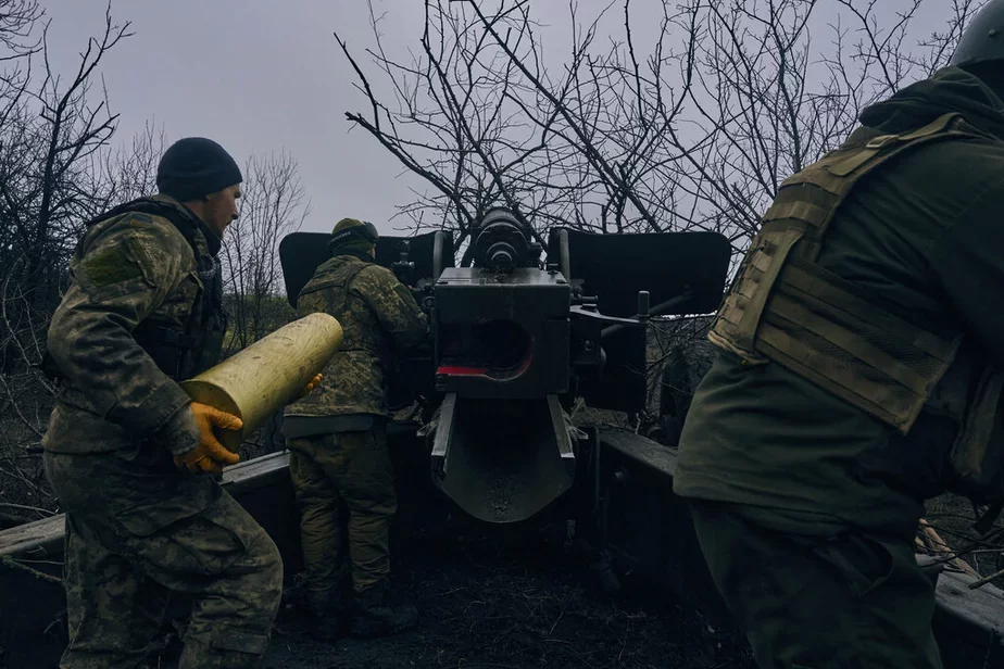 Ukrainskija artylerysty pad Bachmutam. Fota: AP Photo/LIBKOS