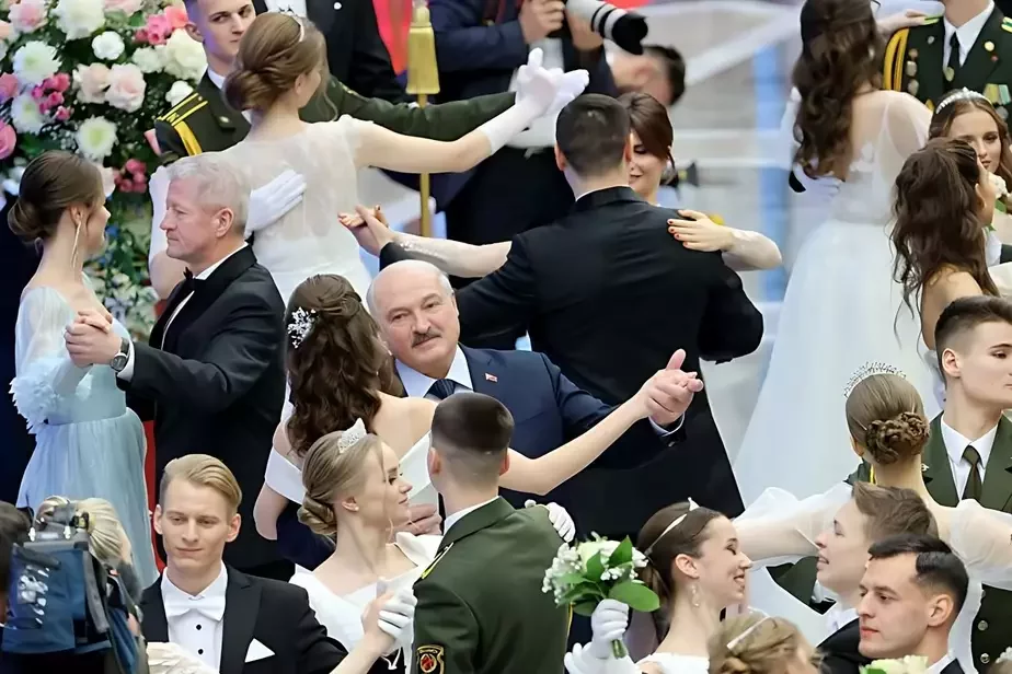 Лукашенко на балу. Фото: БелТА