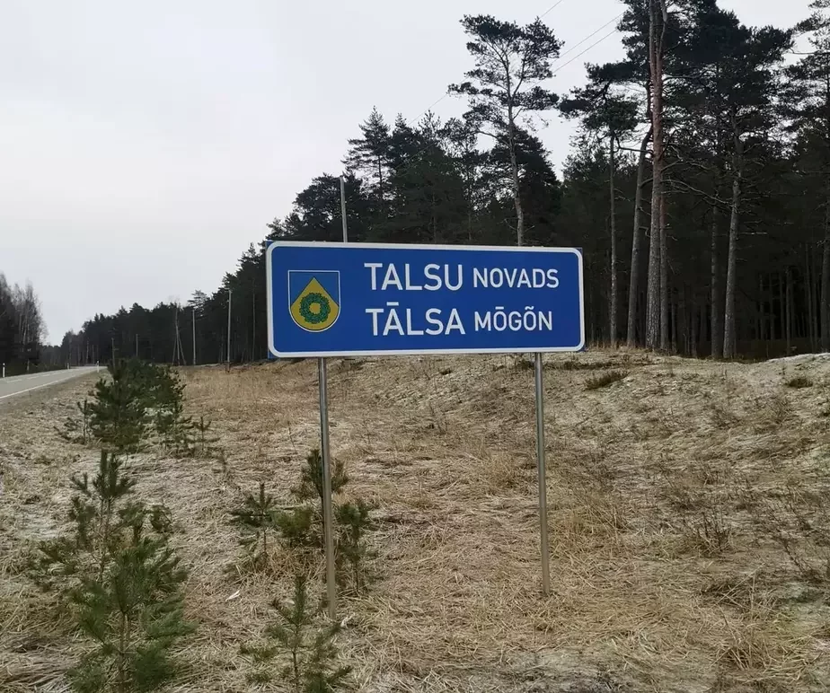 Зверху запіс на дзяржаўнай латышскай, знізу — на ліўскай мове. Фота: facebook.com/livodinstitut