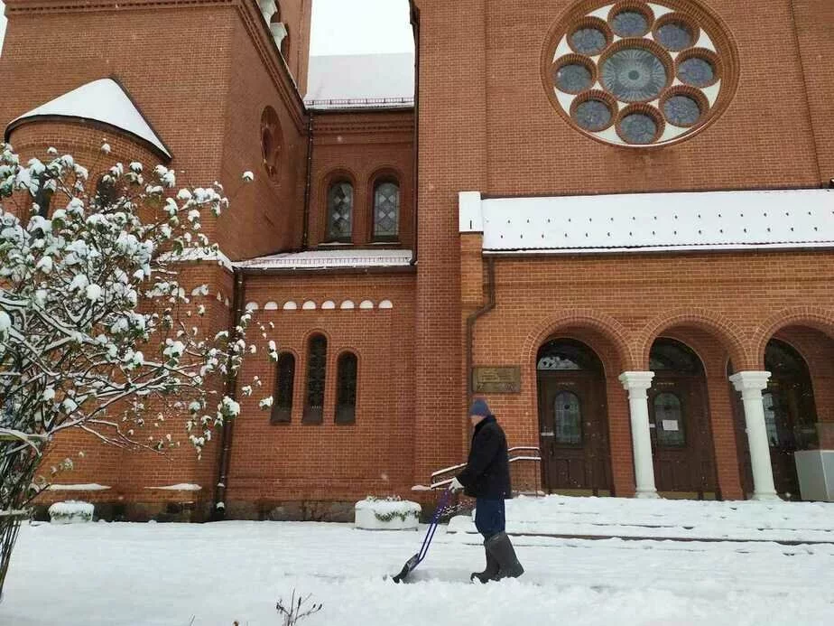 Kali čynoŭniki zabaranili pravodzić nabaženstvy ŭ Čyrvonym kaściole, probašč sam napisaŭ zajavu, kab jamu dazvolili dahladać terytoryju chrama. Na fota Uładzisłaŭ Zavalniuk prybiraje śnieh