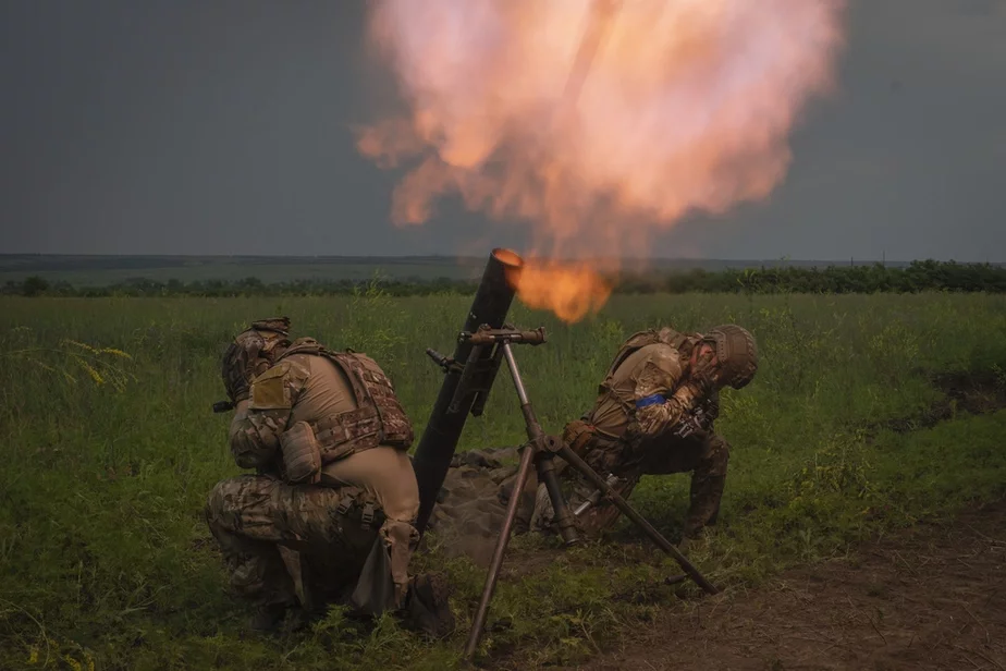 Украинские солдаты обстреливают российские позиции на передовой в Запорожской области, 24 июня 2023 г. Фото: AP Photo / Ефрем Лукацкий