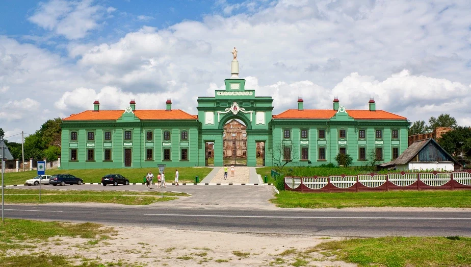 Рэканструкцыя таго, як, на думку аўтараў артыкула, будзе выглядаць брама Ружанскага палаца, калі яе пафарбуюць у спрэчныя колеры тэатральнага корпуса. Фота: тэлеграм-канал «Спадчына»