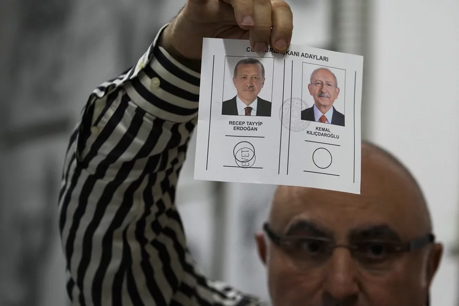 Рэджэп Таіп Эрдаган (злева) і Кемаль Кылычдароглу (справа) на бюлетэні падчас прэзідэнцкіх выбараў у Турцыі. Фота: Emrah Gurel / AP