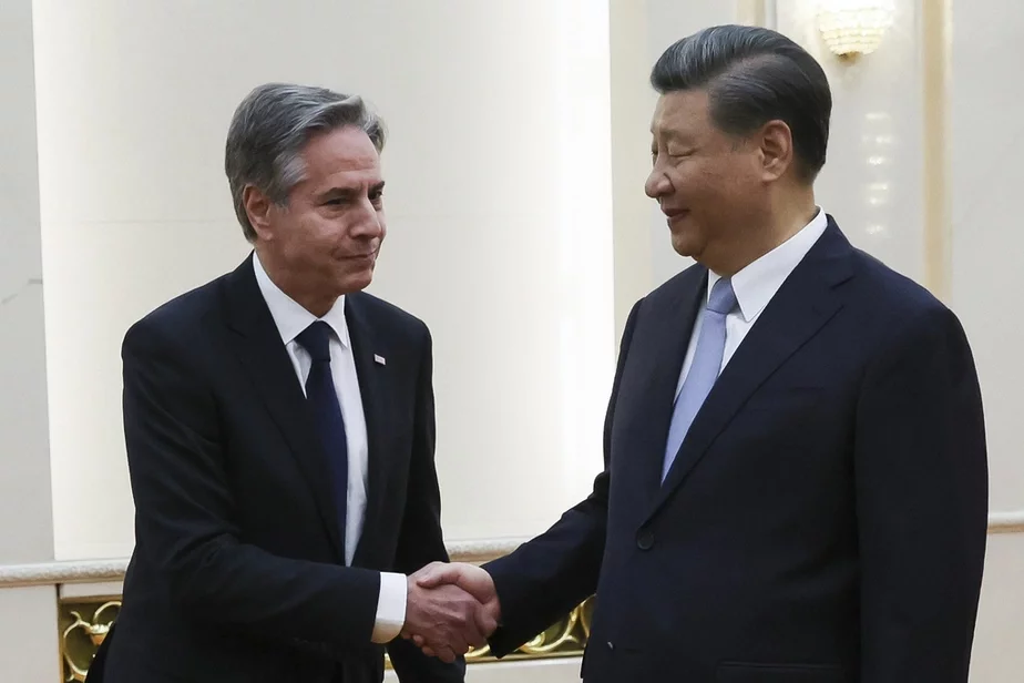 Энтані Блінкен (злева) са старшынёй КНР Сі Цзіньпінам. Фота: Leah Millis/Pool Photo via AP