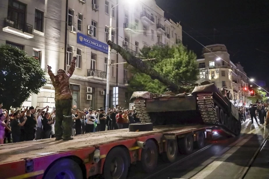 «Вагнеровцы» загружают танк на платформу в Ростове-на-Дону после принятия решения об отступлении в «полевые лагеря». 24 июня 2023 года. Фото: AP Photo