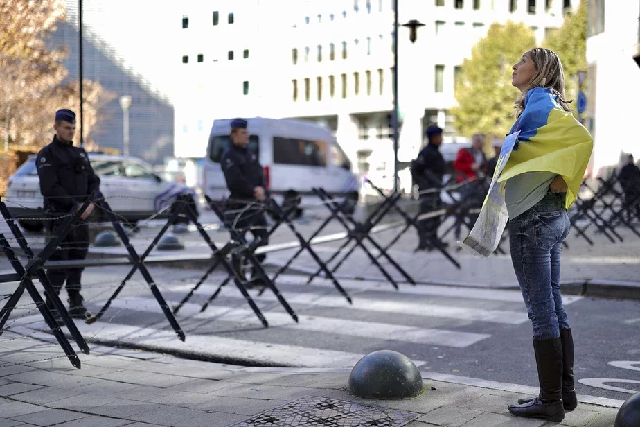 Украинская беженка в Брюсселе. Фото: Olivier Matthys / AP
