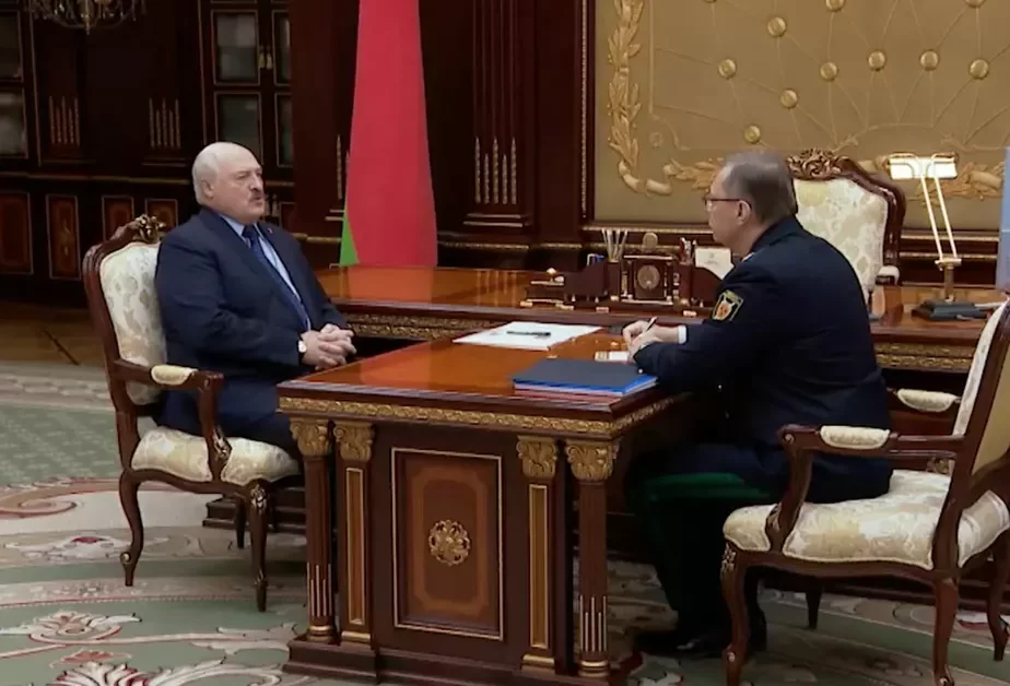 Лукашенко с генеральным прокурором Андреем Шведом, с фамилией которого прежде всего ассоциируются принятые в закон изменения