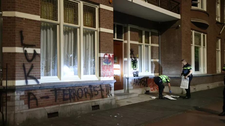 Полиция фиксирует повреждения дипломатического здания. Фото: Regio15