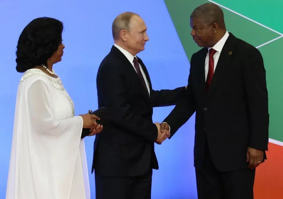 Владимир Путин с президентом Анголы Жуаном Лоренсу и его женой на прошлом форуме «Россия — Африка», который состоялся в 2019 году в Сочи. Фото: Mikhail Svetlov / Getty Images