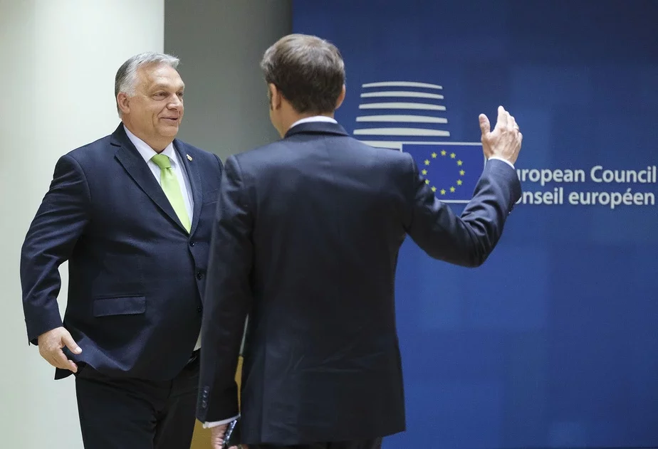 Viktar Orban vitajecca z prezidentam Francyi Emanuelem Makronam. Fota: Thierry Monasse / Getty Images