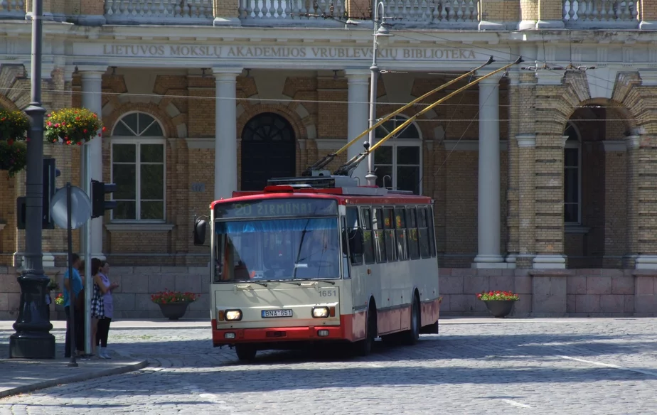 Троллейбус Škoda 14TrM в центре Вильнюса, Фото Wikimedia.org.