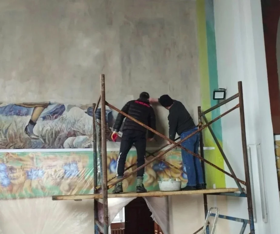Рабочие зарисовывают фреску в костеле