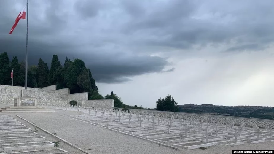Польскія вайсковыя могілкі ў Італіі ў горадзе Ларэта, дзе, як мяркуецца, пахаваны Аркадзь Міклашэвіч