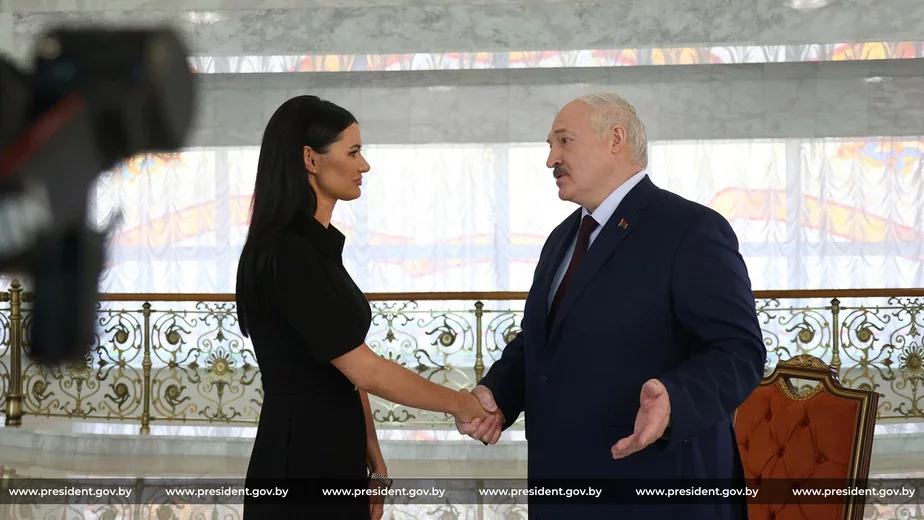 Пророссийская пропагандистка из Украины Диана Панченко и Александр Лукашенко во время интервью. Фото: сайт пресс-службы Лукашенко