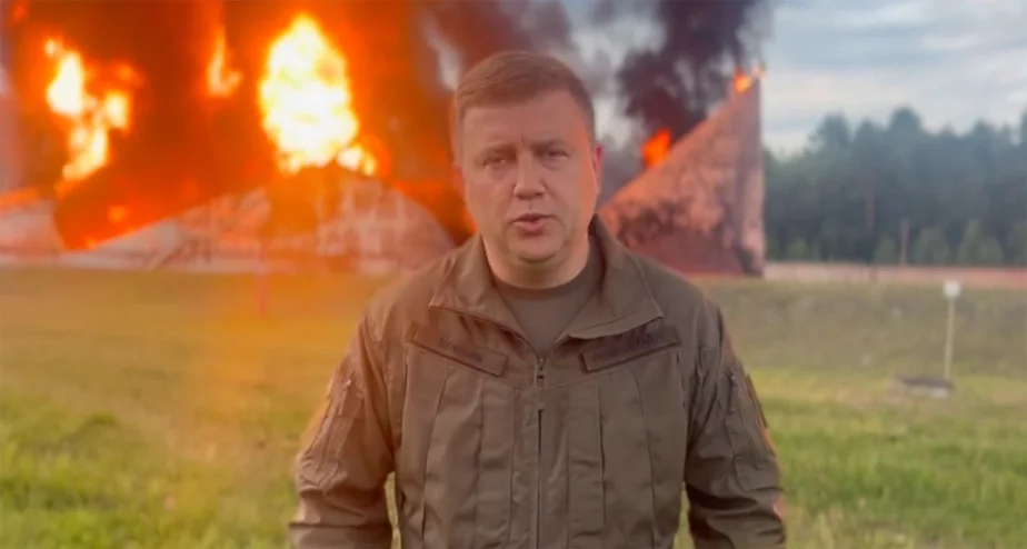 Віталь Коваль на фоне палаючай нафтабазы