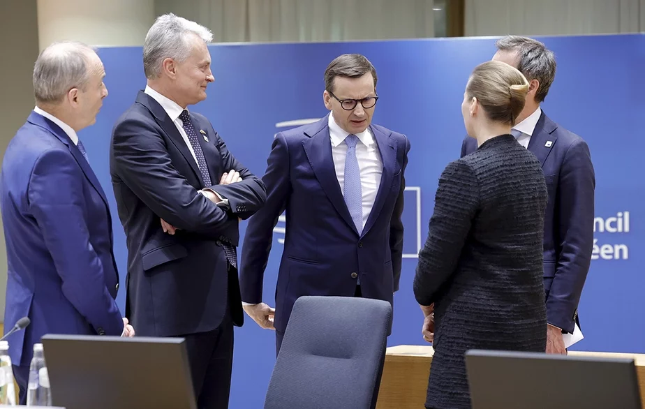 Гитанас Науседа (второй слева), Матеуш Моравецкий (третий слева) и премьер-министр Дании Метте Фредериксен на саммите ЕС в Брюсселе. Май 2022 года. Фото: AP Photo / Olivier Matthys