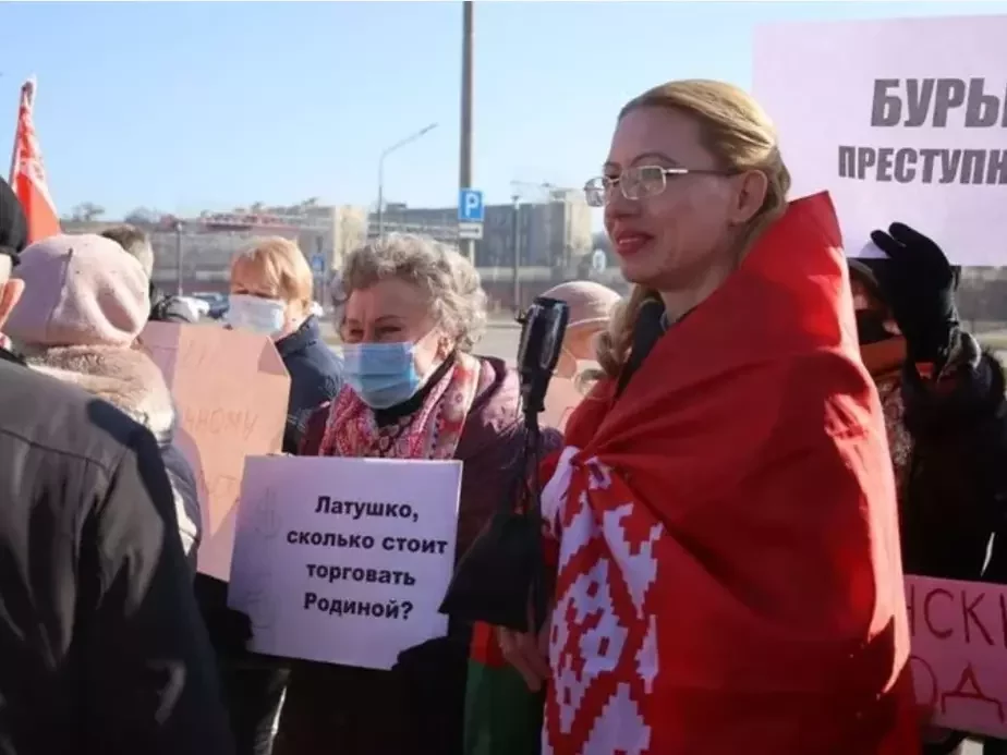 Ольга Бондарева (справа) на провластном митинге. Фото: БелТА