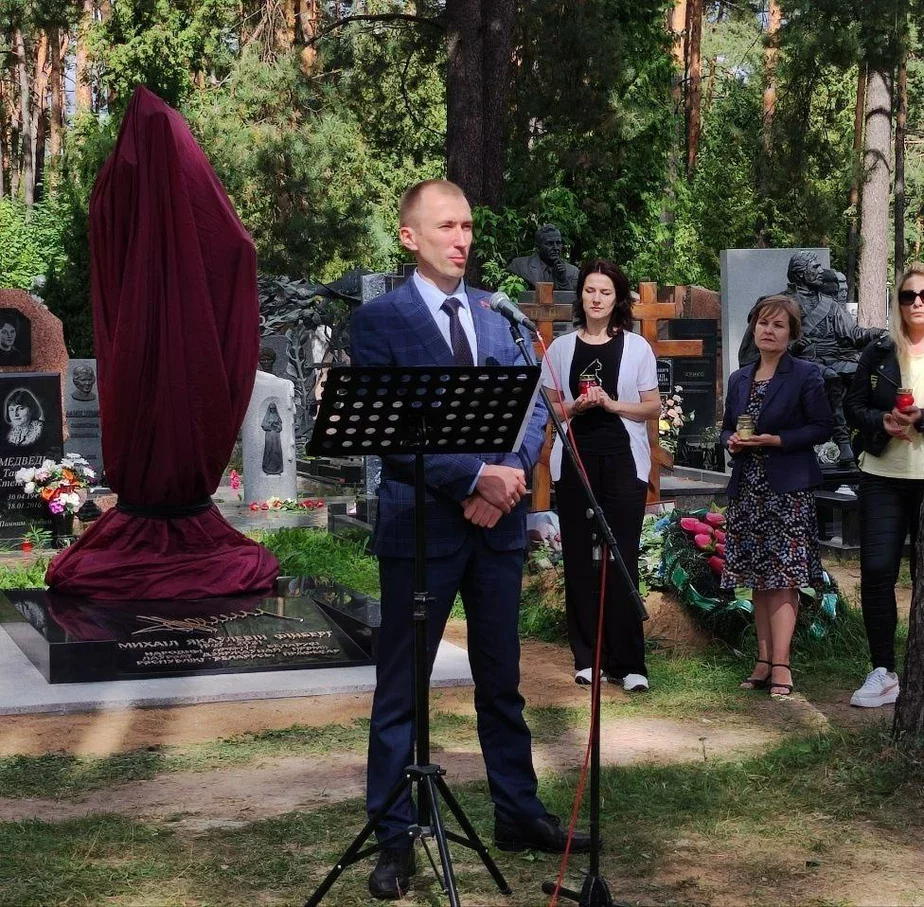 На открытии памятника выступает заместитель министра культуры Сергей Сорокач
