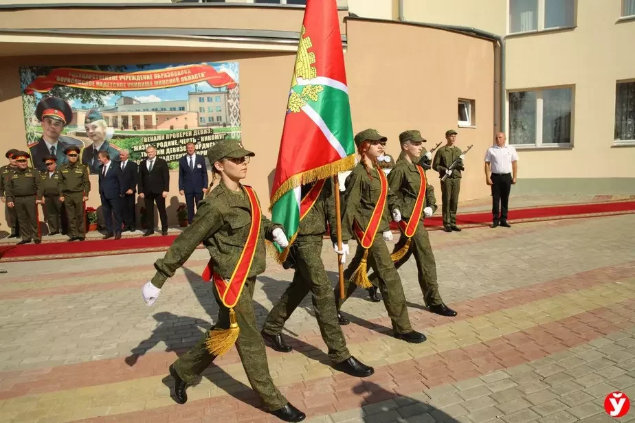 Вынос флага кадетского училища. Фото: «Минская правда»