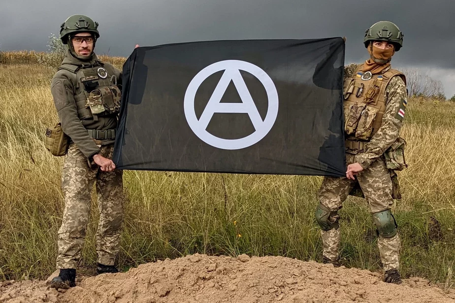 Белорусские анархисты на фронте в Украине. Фото: личный альбом Евгения Журавского