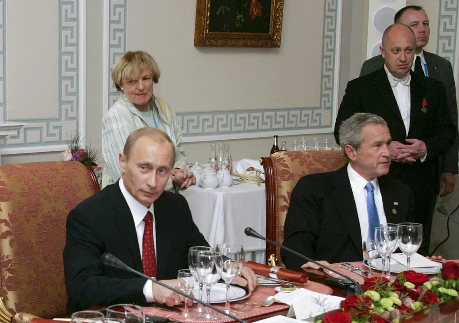 Погибший глава ЧВК «Вагнер» Евгений Пригожин в прошлом приносил еду не только Путину, но также и его высоким гостям, среди которых был тогдашний президент США Джордж Буш. Изображение сделано во время саммита G8 в Санкт-Петербурге, 2006 год. Фото: Sergei Zhukov / AP