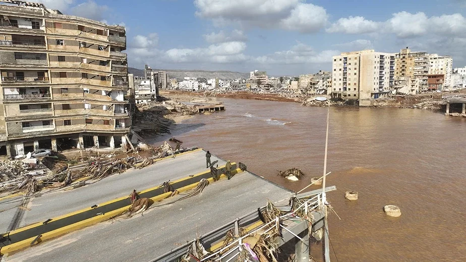 Город Дерна, на который пришелся основной удар стихии, 12 сентября 2023 года. Средиземноморский шторм «Даниэль» вызвал разрушительные наводнения, которые прорвали плотины и смели целые кварталы во многих прибрежных городах. Фото: Jamal Alkomaty / AP