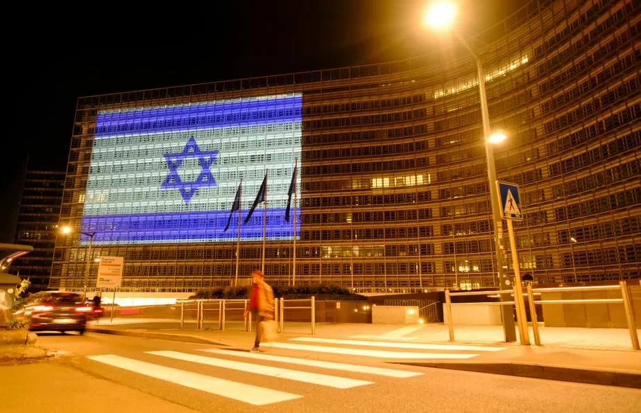 Израильский флаг на штаб-квартире ЕС, 8 октября 2023 года, Брюссель, Бельгия. Фото: Тьерри Монасс / Getty Images