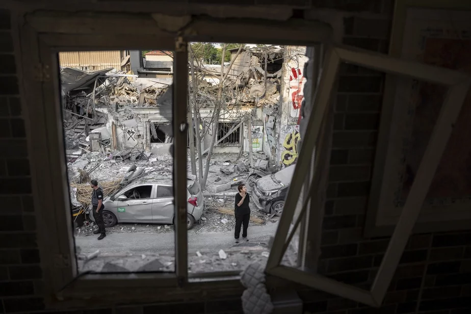 Завалы здания через день после того, как в него попала ракета, выпущенная из сектора Газа, Тель-Авив, Израиль, 8 октября 2023 г. Фото: Oded Balilty / AP Photo