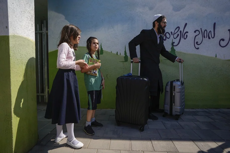 Израильтяне везут свои вещи во время эвакуации из города Сдерот на юге Израиля, 15 октября 2023 г. Правительство в воскресенье начало добровольную эвакуацию из города, расположенного недалеко от границы с сектором Газа, накануне наземного наступления на территории Палестины. Фото: Ariel Schalit / AP Photo