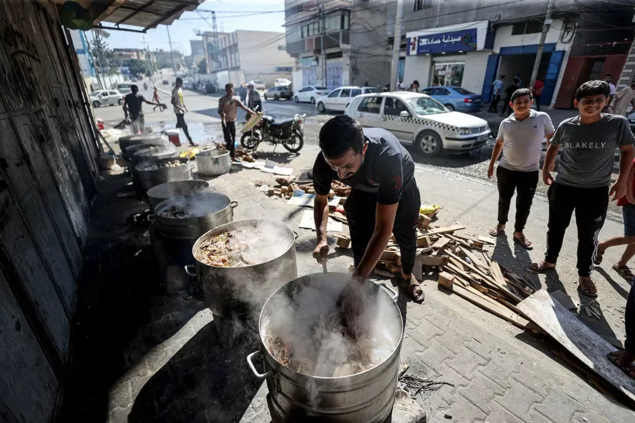 Paleściniec razdaje sup ludziam, Chan-Junis, Haza, 15 kastryčnika 2023 h. Fota: Mustafa Hassona / Anadolu via Getty Images