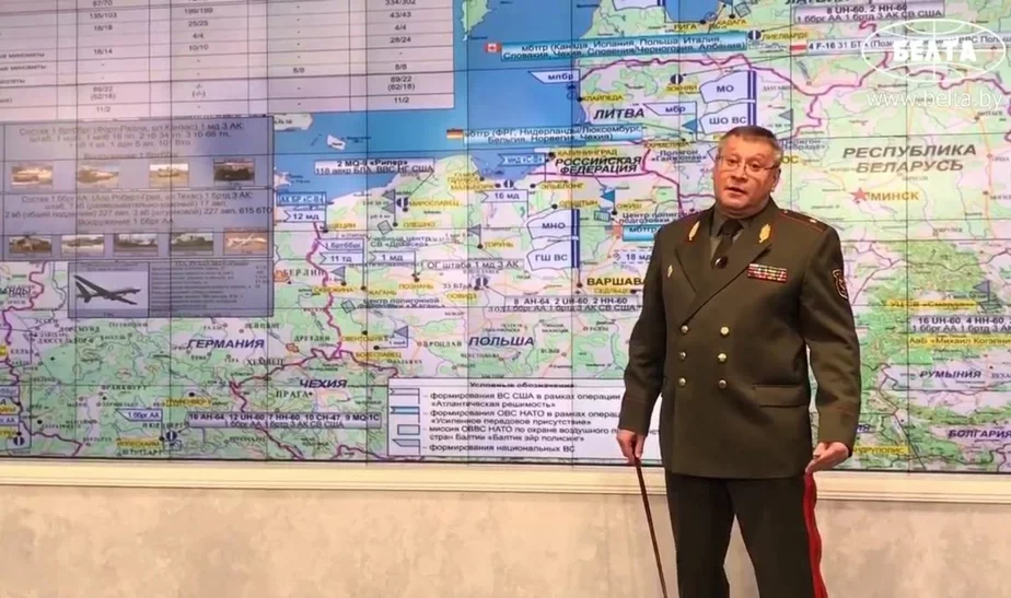 Павел Муравейко показывает на карте, откуда готовится нападение. Скриншот из видео