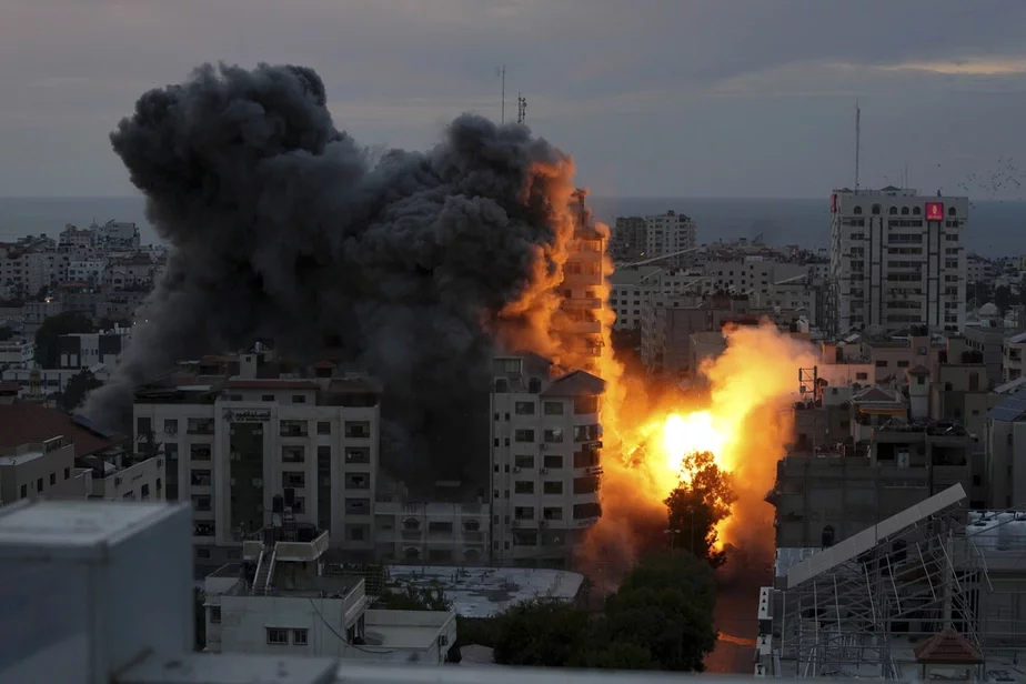 Взрыв в палестинской многоэтажке после израильского авиаудара в городе Газа, 7 октября 2023 г. Фото: Adel Hana / AP Photo