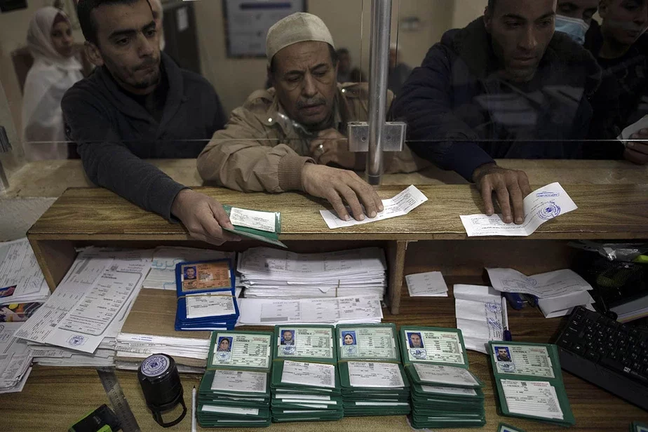 Палестинцы хотят получить свои национальные удостоверения в управлении по гражданским делам в городе Газа. Фото: Khalil Hamra / AP
