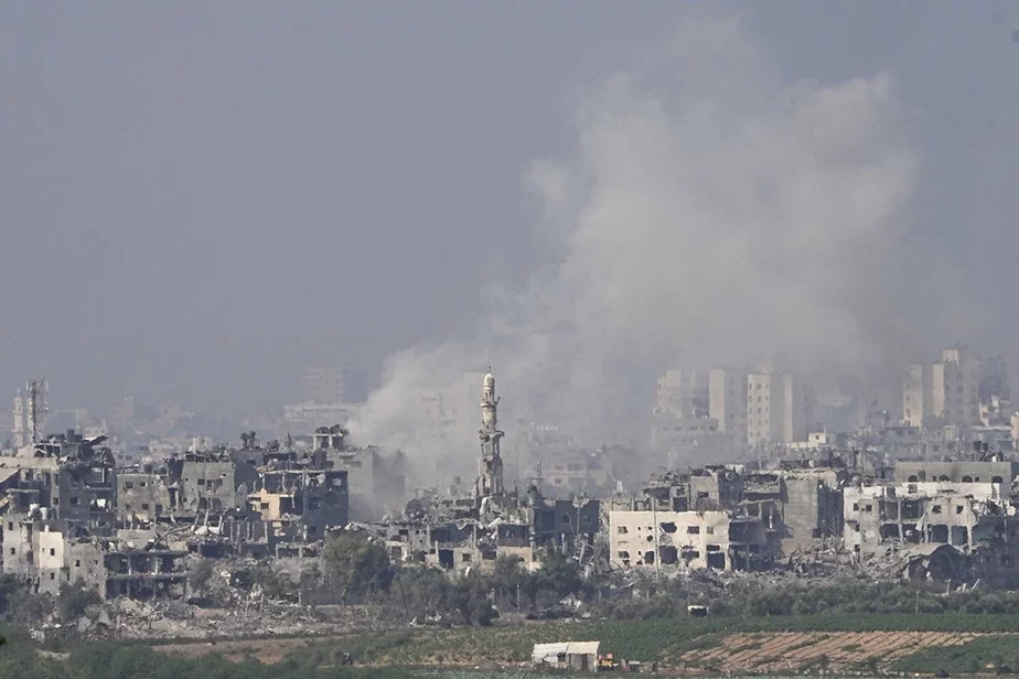 Пасля ізраільскага авіяўдару па сектары Газа падымаецца дым, які відаць з поўдня Ізраіля. Субота, 28 кастрычніка 2023 года. Фота: Ohad Zwigenberg / AP