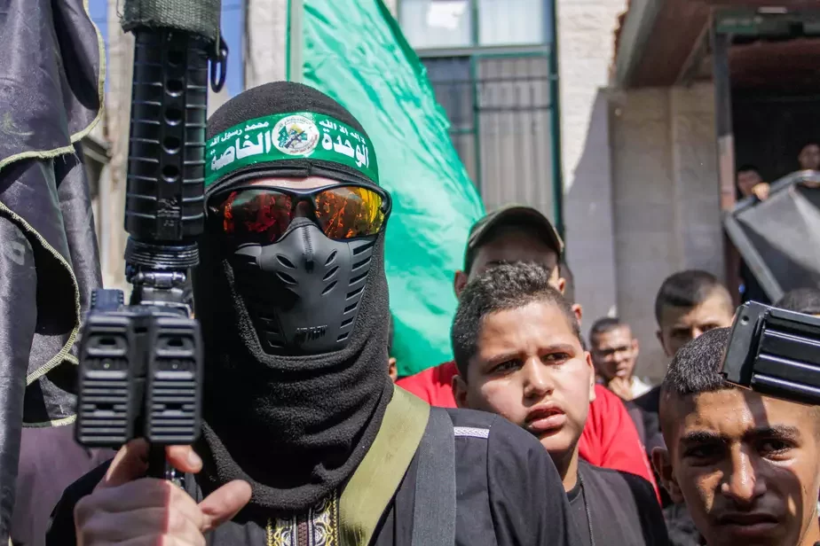 Один из боевиков палестинского радикального движения ХАМАС. Фото: OPA Images / Contributor Getty Images