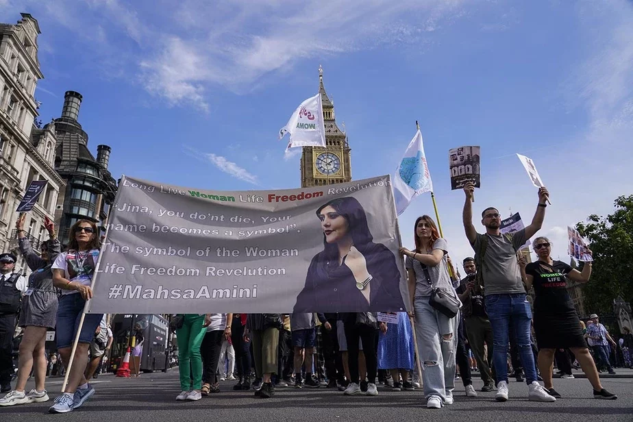 Демонстранты перед британским парламентом в Лондоне, в субботу, 16 сентября 2023 года, в годовщину смерти Махсы Амини. Фото: Alberto Pezzali / AP