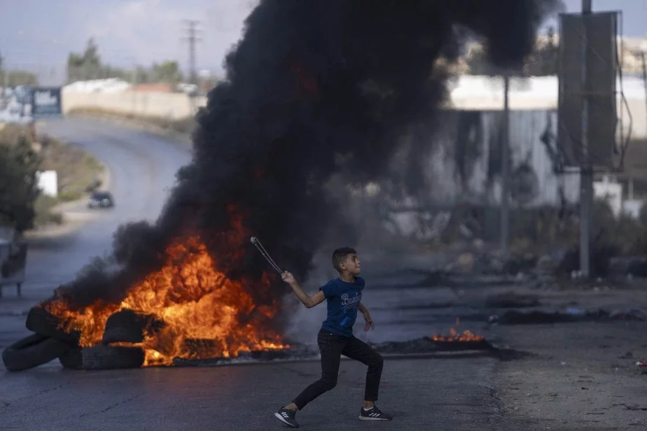 Столкновение палестинских демонстрантов с израильскими войсками после демонстрации в поддержку сектора Газа в городе Рамалла (Западный берег) в пятницу, 13 октября. Фото: Nasser Nasse / AP