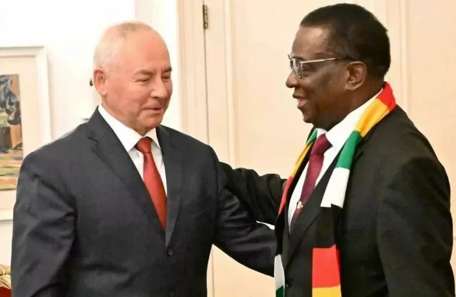 Archiŭnaje fota: Viktar Šejman z prezidentam Zimbabve 