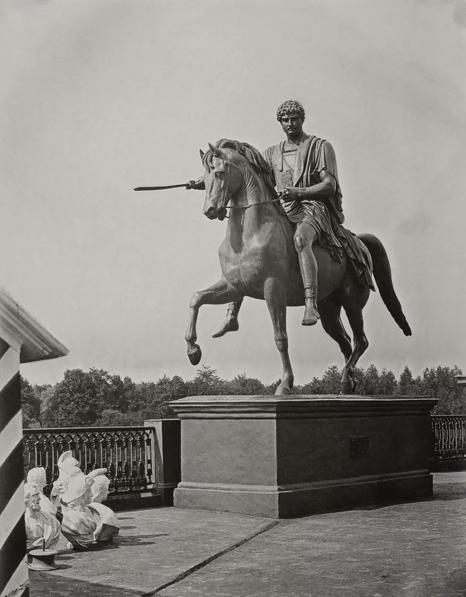 «Трафейны» помнік Юзафу Панятоўскаму на тэрасе Гомельскага палаца Паскевічаў. Фота: Wikimedia Commons