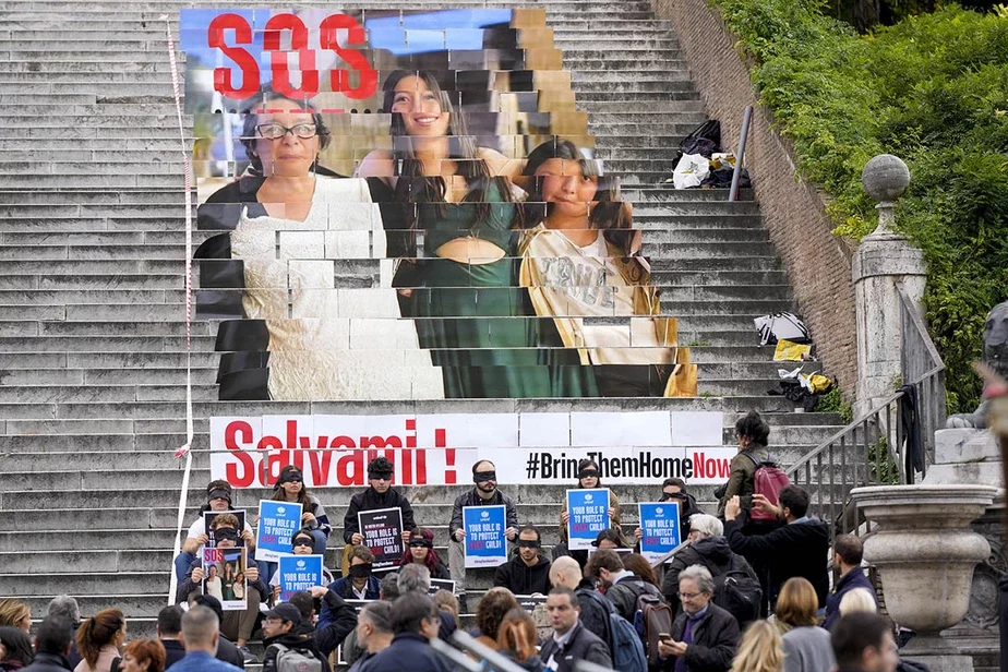 Акция солидарности с заложниками возле римского Капитолия. Фото: Andrew Medichini / AP