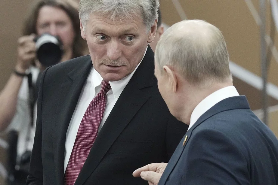 Дмитрий Песков и Владимир Путин. Фото: Alexei Danichev, Sputnik, Kremlin Pool Photo via AP