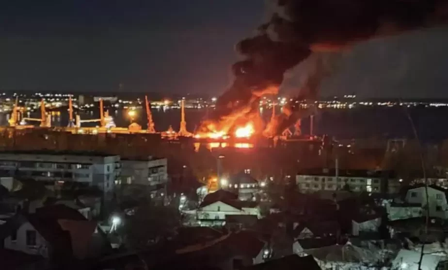 Выбухі на караблі «Новачаркаск» 26 снежня 2023 года. Фота з сацсетак