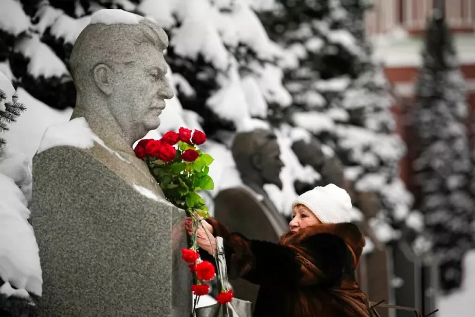 Bust of Stalin near the Kremlin wall Бюст Сталіна каля Крамлёўскай сцяны Бюст Сталина около Кремлёвской стены