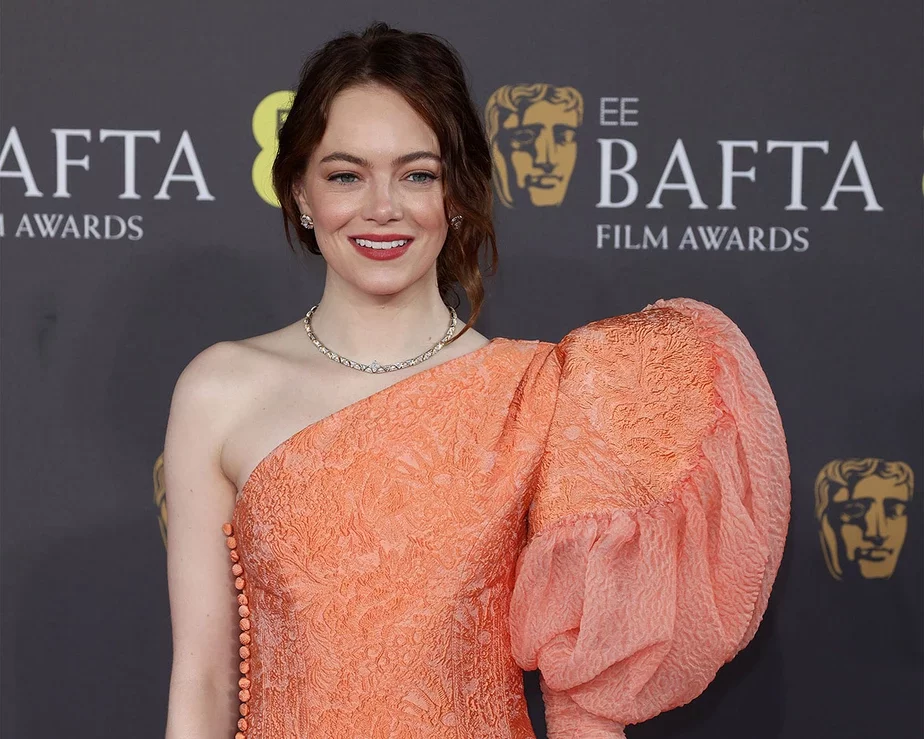 Эма Стоўн атрымала прэмію BAFTA як найлепшая актрыса за фільм «Небаракі». Фота: Neil Mockford / Getty Images