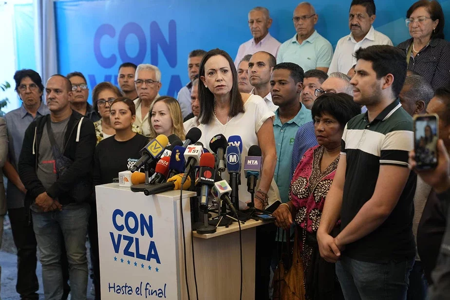 Марию Корину Мачадо, политика с 30-летним стажем, к выборам не допустили. Фото: Ariana Cubillos / AP