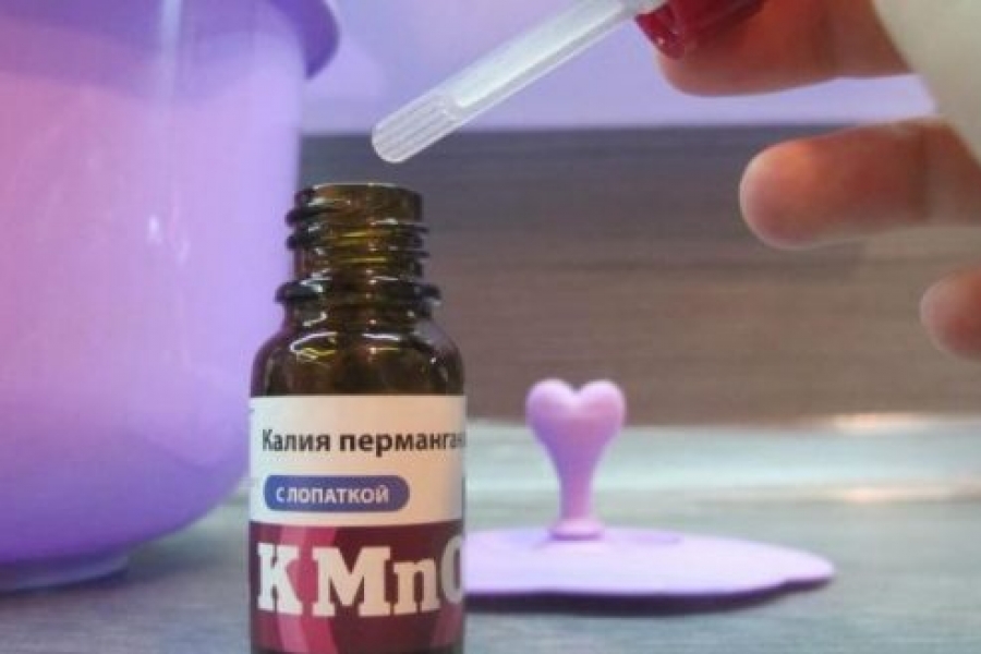 Марганцовку пролил на одежду. Марганцовка цвет раствора. Пятна от марганцовки на одежде. Чем отмыть марганцовку с ванны. Чем убрать марганцовку.