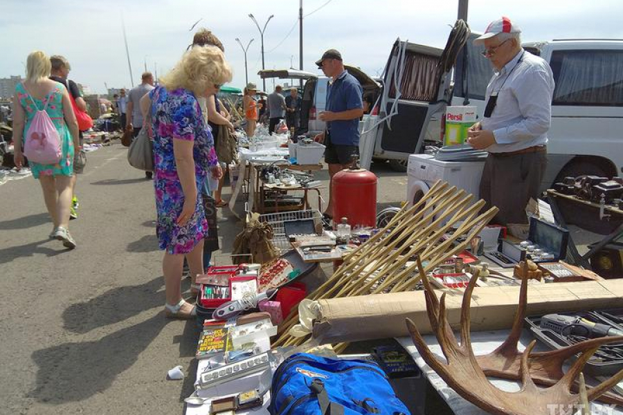 Барахолка полов. Рынок Ждановичи Минск барахолка. Рынок поле чудес в Минске. Блошиный рынок в Минске. Барахолка Минск поле чудес.