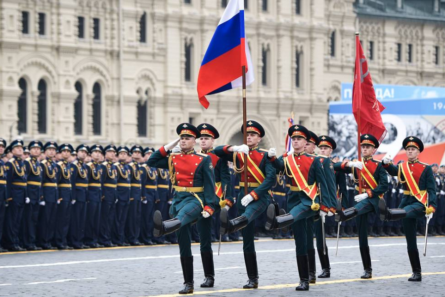 Путин сидя принимает парад победы фото